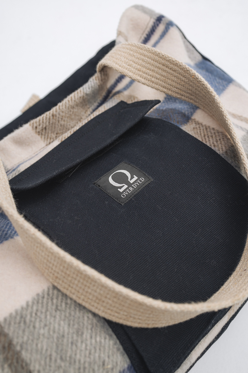 Checkerd Essential Tasche